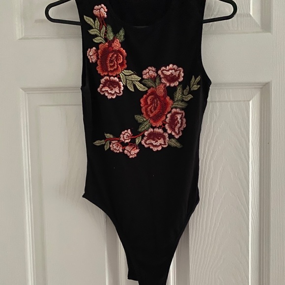 CLOTHES - Picture 8 of 10